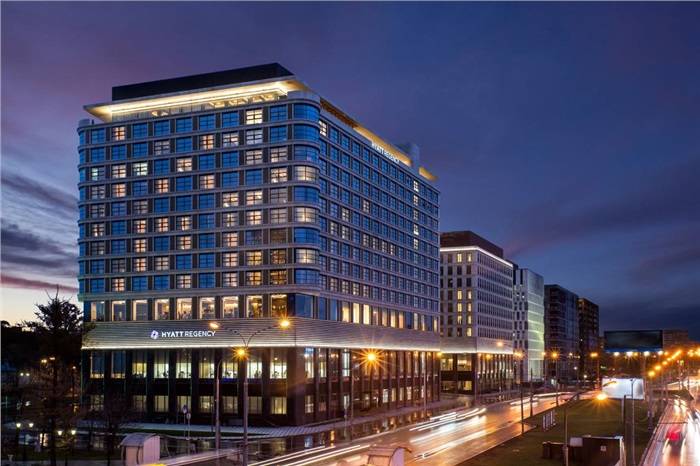 Вечерний вид гостиницы Hyatt Regency в Москве